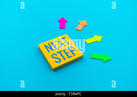 Nächsten Schritt Konzepte mit Text auf Briefpapier und in Pfeilrichtung. Business Aktionsplan Stockfoto