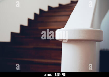 Treppe im Gebäude, moderne Wendeltreppe, luxuriöse Innentreppe, Haus treppen Symbol, moderne Treppen, Kommunikation element Haus Stockfoto
