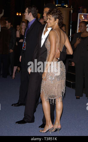 LOS ANGELES, Ca. November 11, 2002: Schauspielerin HALLE BERRY & Ehemann Eric Benet im Special Screening in Los Angeles von Ihrem neuen James Bond Film "Stirb an einem anderen Tag". © Paul Smith/Featureflash Stockfoto