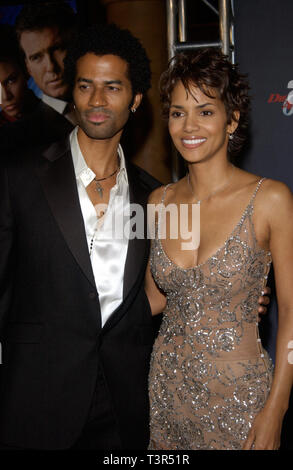 LOS ANGELES, Ca. November 11, 2002: Schauspielerin HALLE BERRY & Ehemann Eric Benet im Special Screening in Los Angeles von Ihrem neuen James Bond Film "Stirb an einem anderen Tag". © Paul Smith/Featureflash Stockfoto