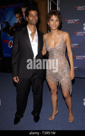 LOS ANGELES, Ca. November 11, 2002: Schauspielerin HALLE BERRY & Ehemann Eric Benet im Special Screening in Los Angeles von Ihrem neuen James Bond Film "Stirb an einem anderen Tag". © Paul Smith/Featureflash Stockfoto