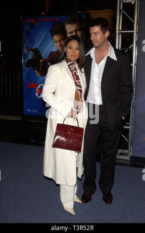 LOS ANGELES, Ca. November 11, 2002: Schauspielerin Tia Carrere & Datum bei der Special Screening in Los Angeles Der neue James Bond Film "Stirb an einem anderen Tag". © Paul Smith/Featureflash Stockfoto