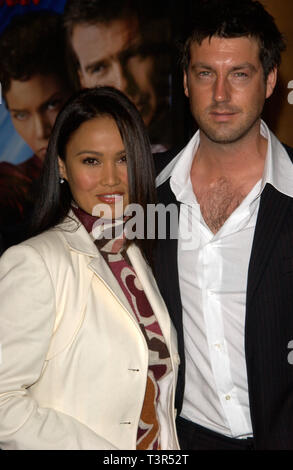 LOS ANGELES, Ca. November 11, 2002: Schauspielerin Tia Carrere & Datum bei der Special Screening in Los Angeles Der neue James Bond Film "Stirb an einem anderen Tag". © Paul Smith/Featureflash Stockfoto