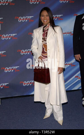 LOS ANGELES, Ca. November 11, 2002: Schauspielerin Tia Carrere & Datum bei der Special Screening in Los Angeles Der neue James Bond Film "Stirb an einem anderen Tag". © Paul Smith/Featureflash Stockfoto