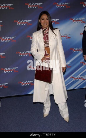 LOS ANGELES, Ca. November 11, 2002: Schauspielerin Tia Carrere & Datum bei der Special Screening in Los Angeles Der neue James Bond Film "Stirb an einem anderen Tag". © Paul Smith/Featureflash Stockfoto