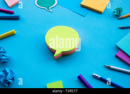 Business Kreativität mit Hinweis Papier Blase an der blauen Tabelle Hintergrund. Brainstorming Ideen Konzepte Stockfoto