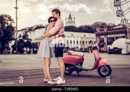 Schön angenehm Mann seine geliebte Freundin umarmen Stockfoto