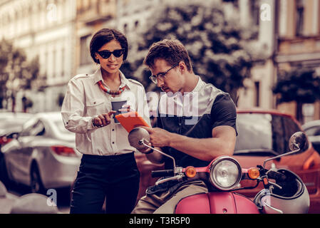 Angenehmer netter junger Mann seinem Tablet Holding Stockfoto
