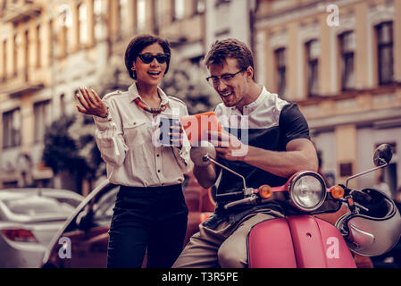 Freudige nette Leute in ein angenehmes Gespräch Stockfoto