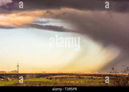 Sonne und Regen wechseln sich in der schönen Landschaft Stockfoto