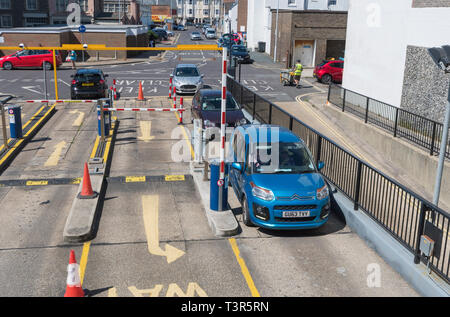 Autos Queuing durch eine Schranke in einer multi-story car park Eingang in Großbritannien. Stockfoto