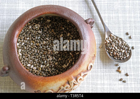 Chia Samen in einem Topf mit einem Löffel Stockfoto