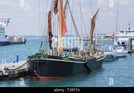 Alice, eine alte Thames Sailing Barge mit Segel, bei Gun Wharf Marina in Portsmouth, Hampshire, England, UK. Stockfoto