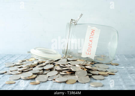 Geld Münzen und Glas Glas mit Bildung Etikett, das Finanzkonzept. Stockfoto