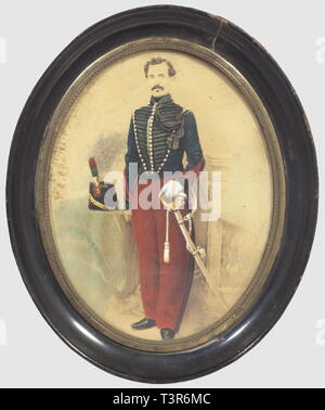 SECONDE RÉPUBLIQUE ET SECOND EMPIRE 1848-1870, Klischee colorié à la Gouache, Représentant un-brigadier, du 5 ème Régiment de Chasseurs à Cheval, en Grande tenue, Vers 1860. Hauteur 14 cm, largeur 11 cm. Klischee en Bon état, présenté sous Verre, Kader ovale en bois noirci et verni, Baguette interne en cuivre Doré, fêlure ciselé et au Sommet du Cadre, Artist's Urheberrecht nicht geklärt zu werden. Stockfoto