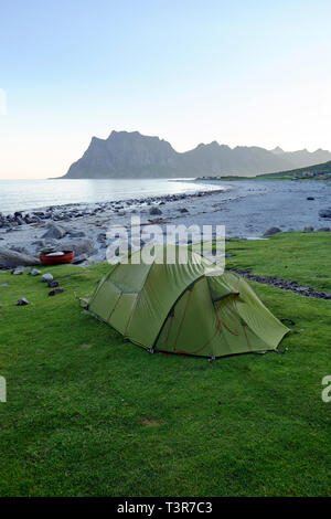 Camping auf Uttakleiv Strand - Vestvågøy Nordland Lofoten Inseln, Norwegen Stockfoto