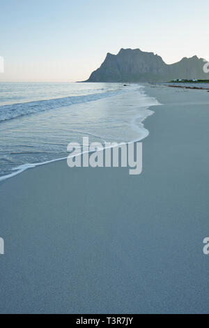 Die leeren Sandstrand Uttakleiv Strand - Vestvågøy Nordland Lofoten Inseln, Norwegen Stockfoto