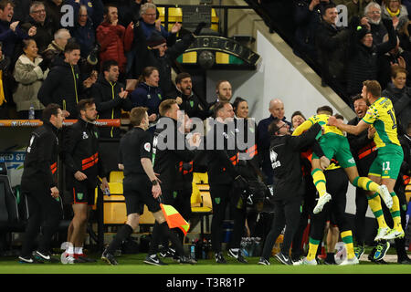 Die Norwich City Bank feiern das Ziel mit Christoph Zimmermann von Norwich City zu bringen Sie 2-1 voraus - Norwich City v Lesen, Sky Bet Championsh Stockfoto