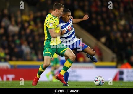 Christoph Zimmermann von Norwich City und Andy Rinomhota des Lesens - Norwich City v Lesen, Sky Bet Meisterschaft, Carrow Road, Norwich - 10. April 2. Stockfoto