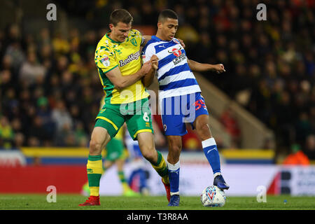 Christoph Zimmermann von Norwich City und Andy Rinomhota des Lesens - Norwich City v Lesen, Sky Bet Meisterschaft, Carrow Road, Norwich - 10. April 2. Stockfoto