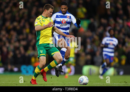 Christoph Zimmermann von Norwich City hält Garath McCleary des Lesens - Norwich City v Lesen, Sky Bet Meisterschaft, Carrow Road, Norwich - 10 Apri Stockfoto