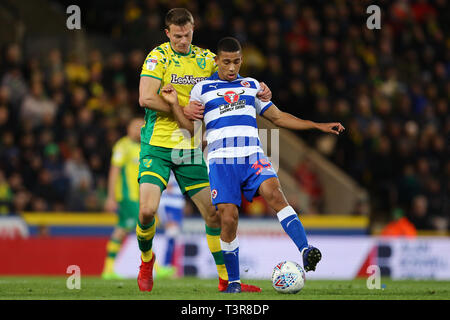 Christoph Zimmermann von Norwich City und Andy Rinomhota des Lesens - Norwich City v Lesen, Sky Bet Meisterschaft, Carrow Road, Norwich - 10. April 2. Stockfoto