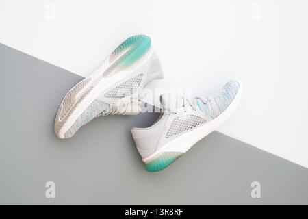 Paar trendy Sport Sneakers auf weißen und grauen Hintergrund. Ansicht von oben. Stockfoto