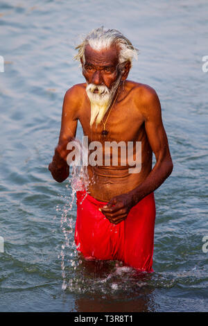 Alte indische Mann an tungabhadra Canal, Phantasialand, Karnataka, Indien Beten Stockfoto