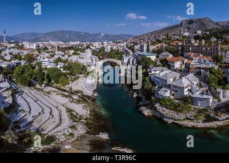 Die alte Brücke in Mostar oben Neretva inMostar, Bosnien und Herzegowina. Stockfoto