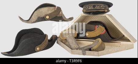 TROISIEME REPUBLIQUE 1870-1914, Ensemble de coiffures d'amiraux et d'officiers de Marine, Casquette d'amiral en Drap noir à Bandeau brodé en cannetille oder d'un Motif de Feuilles de Chêne et d'ancres surmonté d'une Baguette dentelée, Espace à l'avant avec 2 petites étoiles, coiffe Bleue amovible, visière en cuir et cordelière Dorée maintenue Par2 boutons à l'Ancre. Macaron de la coiffe ainsi qu'une Partie de la coiffe intérieure En Soie manquants, Broderies ternies. Bicorne d'amiral en Velours taupé avec Galon festonné de pourtour tissé Doré au m, Additional-Rights - Clearance-Info - Not-Available Stockfoto