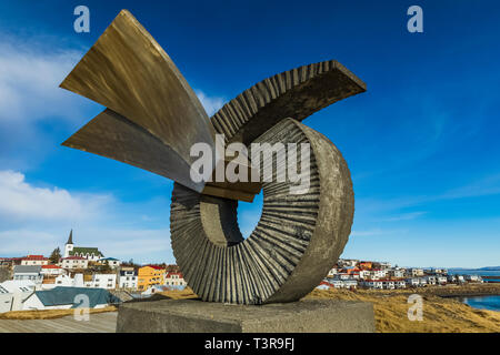 Skulptur zum Gedenken an die Ermordung von Skalla-Gr ímur in einem berühmten isländischen Saga, in Borgarnes entlang Borgarfjörður Fjord im Südwesten Islands [Keine pr Stockfoto