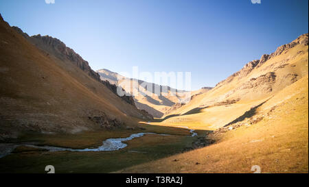 Blick auf den Sonnenuntergang zu Tash-Rabat Fluss und Tal, Provinz Naryn, Kirgisistan Stockfoto