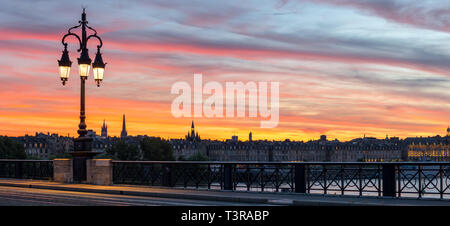 Schöner Panoramablick auf Stadt Bordeaux und die Steinerne Brücke bei Sonnenuntergang, Frankreich. Stockfoto