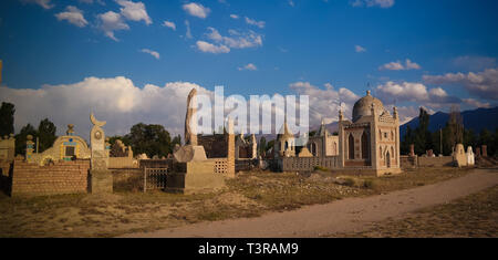 Panorama ansicht Friedhof Semiz Bel bei Sonnenuntergang auf muslimische In Kochkor in Naryn region, Kirgisistan Stockfoto