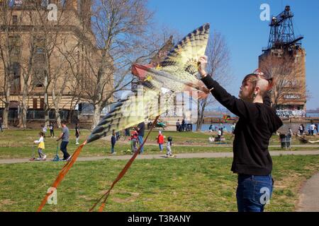 Philadelphia, PA, USA - April 6, 2019: alle Altersgruppen und multi-ethnischen Gruppen feiern die Ankunft des Frühlings durch fliegende Drachen während einer jährlichen kite Festival. Stockfoto