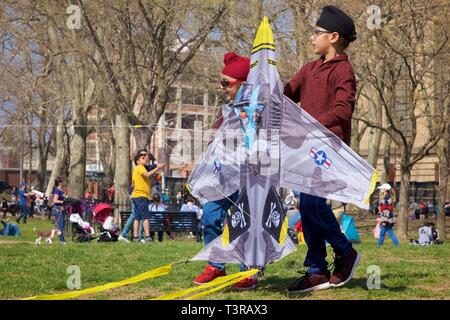 Philadelphia, PA, USA - April 6, 2019: alle Altersgruppen und multi-ethnischen Gruppen feiern die Ankunft des Frühlings durch fliegende Drachen während einer jährlichen kite Festival. Stockfoto