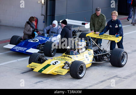 Roger Bevan sitzt in seinem Yellow,1971 Lotus 69, der zuvor von Emmerson Fittipaldi gefahren wurde, während des Silverstone Classic Media/Test Day 2019 Stockfoto