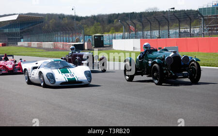 Rennwagen aus verschiedenen Epochen Parade rund um die Strecke, bei der Silverstone Classic Media Day 2019 Stockfoto