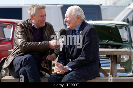 TIFF Needell interviewt die Mini-Rallye-Legende Paddy Hopkirk MBE im International Paddock während des Silverstone Classic Media Day 2019 Stockfoto