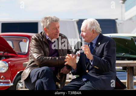 Tiff Needell interviewen mini Rallye legende Paddy Hopkirk MBE, in der Internationalen Fahrerlager, bei der Silverstone Classic Media Day 2019 Stockfoto