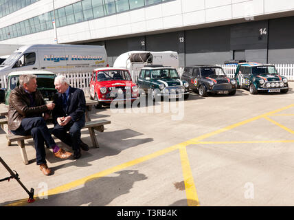 Tiff Needell interviewen mini Rallye legende Paddy Hopkirk MBE, in der Internationalen Fahrerlager, bei der Silverstone Classic Media Day 2019 Stockfoto