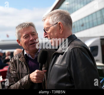 Tiff Needell Interviews Steve Neal, an der 2019 Silverstone Classic Media Day. Steve ist ein ehemaliger britischer Tourenwagen Meisterschaft Fahrer raste Minis und weiter der BTCC Legende Matt Neal. Stockfoto