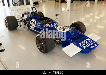 Ein Blau und Weiß, 1971, März 712 Historische Formel 2 Rennwagen, die einst von James Hunt gefahren, auf Anzeige in der Internationalen Pit Garagen, während der 2019 Silverstone Classic Media Day Stockfoto