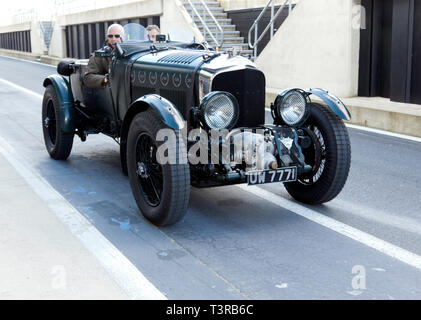 Eine grüne, 1929 Pre-War Gebläse Bentley in der Boxengasse als Teil der Bentley Hundertjahrfeier bei der Silverstone Classic Media Day 2019 Stockfoto