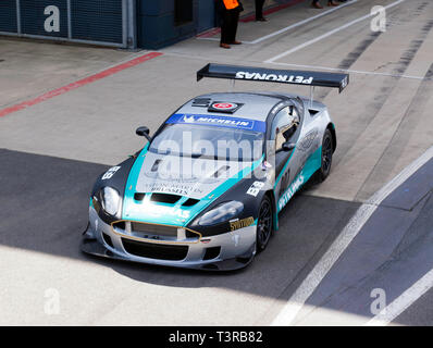 Auf ein 2005, Silber Aston Martin DBRS 9 GT3, Verlassen der Boxengasse während der 2019 Silverstone Classic Media Day. Stockfoto