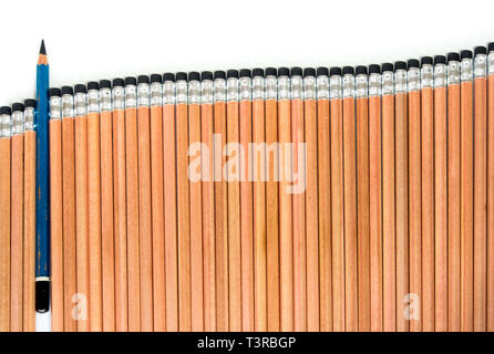 Alte EE Typ Bleistift in die Gruppe der Art geordneten Neue 2 Typ B Bleistift Stockfoto
