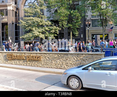 Eine Live Band spielt zu einem tanzenden Menschenmenge in der US-Bank Plaza in Playhouse Square in der Innenstadt von Cleveland, Ohio, USA im Sommer. Stockfoto