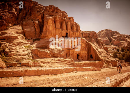 Petra, Jordanien. Die zum UNESCO-Weltkulturerbe zählt. Blick auf eine der unzähligen Tempeln in der alten Stadt, ein beliebtes Ziel für Touristen aus aller Welt. Stockfoto