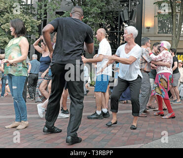 Clevelanders Tanz im Freien Musik während der Sommer wöchentlich 'Dancing Unter Programm der Stars in Playhouse Square, Cleveland, Ohio, USA zu leben. Stockfoto