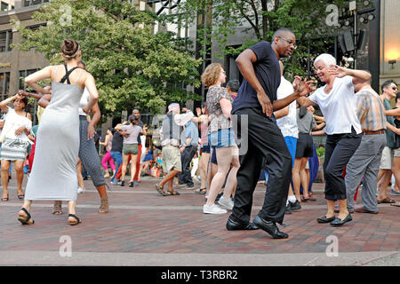 Clevelanders Tanz im Freien Musik während der Sommer wöchentlich 'Dancing Unter Programm der Stars in Playhouse Square, Cleveland, Ohio, USA zu leben. Stockfoto